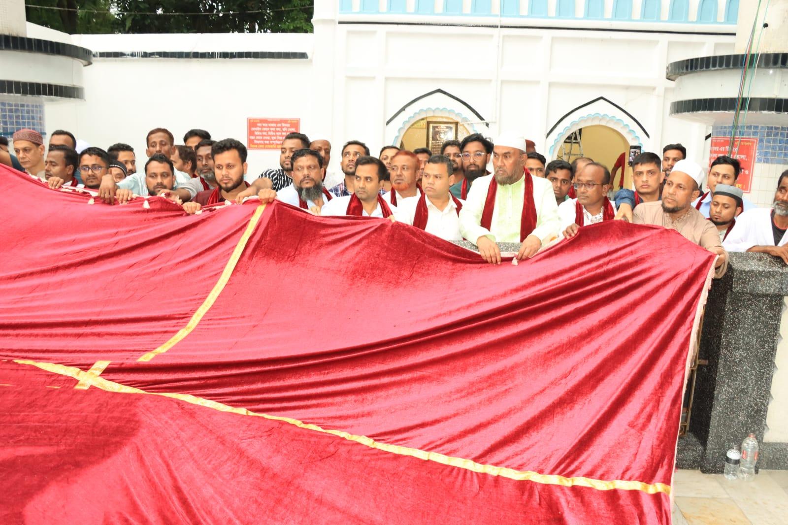 প্রধানমন্ত্রীর পক্ষে মাজারে গিলাফ ছড়ালেন সিসিক প্রশাসক