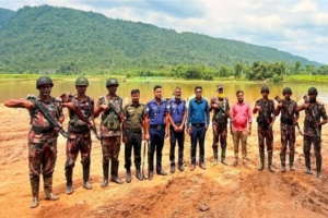 জৈন্তাপুরে টাস্কফোর্সের অভিযানে ১০টি বারকি নৌকা ধ্বংস