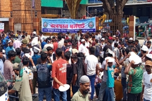 নগরীতে হাতে থালা নিয়ে হকারদের বিক্ষোভ, ফুটপাতে ব্যবসার সুযোগ দাবি