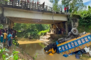রাজনগরে ব্রিজের রেলিং ভেঙে তেলবাহী ট্রাক খাদে, চালক নিহত