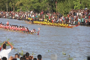 সুনাই নদীতে নৌকাবাইচে মানুষের ঢল 