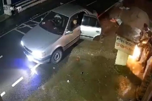 নগরীতে প্রাইভেটকারে এসে মাদ্রাসার দানবাক্স চুরি, সিসিটিভি ফুটেজ ভাইরাল