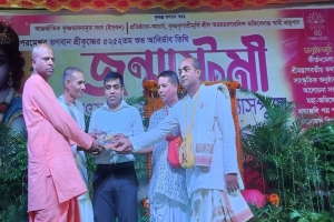 সবার আগে আমরা মানুষ, প্রভুপাদের অমৃতবাণী ছড়িয়ে দিতে হবে: অতিরিক্ত জেলা প্রশাসক