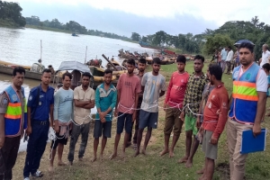 ছাতক-দোয়ারাবাজারে নৌ পুলিশের অভিযানে ২১ ড্রেজার জব্দ, আটক ৯