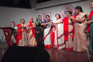 ঢাকায় কুয়েতের কবি সাহিত্যিক মৌসুমীকে সম্মানসূচক ধ্রুপদী সাহিত্য পুরস্কার প্রদান 