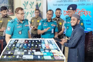 উদ্ধার হওয়া আরও ৫২টি মোবাইল মালিকদের ফেরত দিল এসএমপি পুলিশ