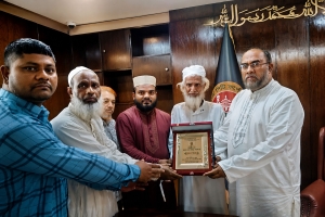 ধনকান্দি মাদরাসার পক্ষে সিসিক প্রশাসককে সম্মাননা ক্রেস্ট প্রদান