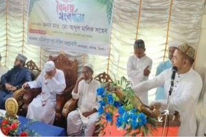 জকিগঞ্জে ৩৫ বছর ইমামতির পর প্রিয় ইমামকে বিদায় জানাতে মুসল্লীদের অশ্রুসিক্ত সংবর্ধনা 