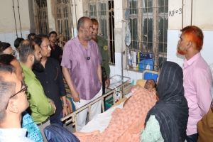 দুর্ঘটনায় আহতদের দেখতে হাসপাতালে সিসিক প্রশাসক