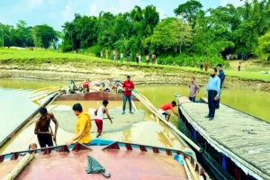 গোয়াইনঘাটে অবৈধভাবে বালু উত্তোলন বন্ধে প্রশাসনের অভিযান : ৮ ড্রেজার মেশিন ধ্বংস