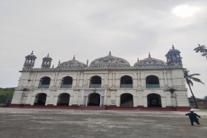 দুর্লভ পাথরে নির্মিত সুনামগঞ্জের ‘পাগলা বড় জামে মসজিদ