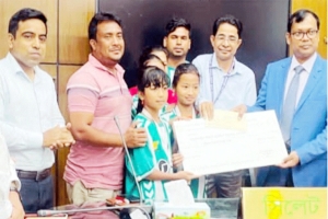 জৈন্তাপুরে গোল্ডকাপ ফুটবলে সাফল্য অর্জনকারী দলগুলো পেল জেলা প্রশাসকের প্রণোদনা
