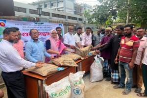 কুলাউড়ায় কৃষকদের মধ্যে বিনামূল্যে বীজ ও সার বিতরন কর্মসূচীর উদ্বোধন 