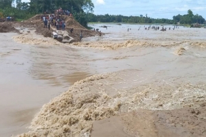 খোয়াই নদীর তীররক্ষা বাঁধ ভেঙে ২৫টি গ্রাম প্লাবিত