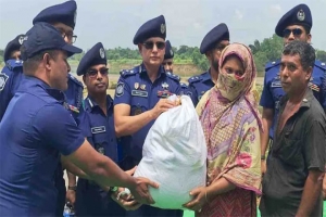 মৌলভীবাজারে বন্যার্তদের পাশে চিকিৎসা ও সহায়তায় বাংলাদেশ পুলিশ