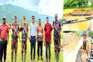 জৈন্তাপুরে পৃথক অভিযানে বোমা মেশিন ও ১২টি বারকি নৌকা জব্দ
